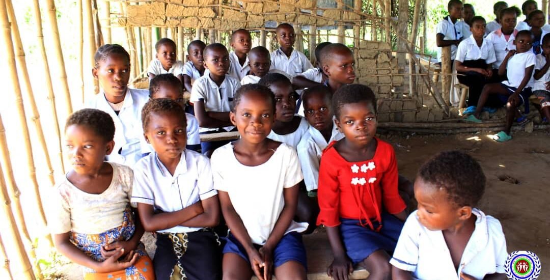 Children under a poor class infrastructure in Congo