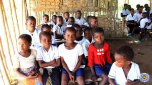 Children under a poor class infrastructure in Congo