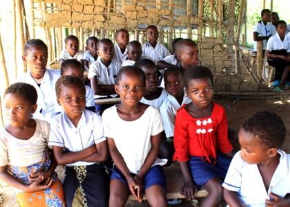 Children under a poor class infrastructure in Congo