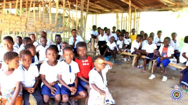 School children under a poor school infrastructure