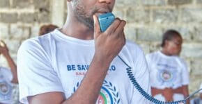 A team member giving a speech before the distribution started in the camp in Goma 3